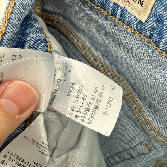 Levi's 501 Women's 24 Waist Button Fly Stonewashed Denim Raw Hem Jean Shorts - Picture 6 of 10